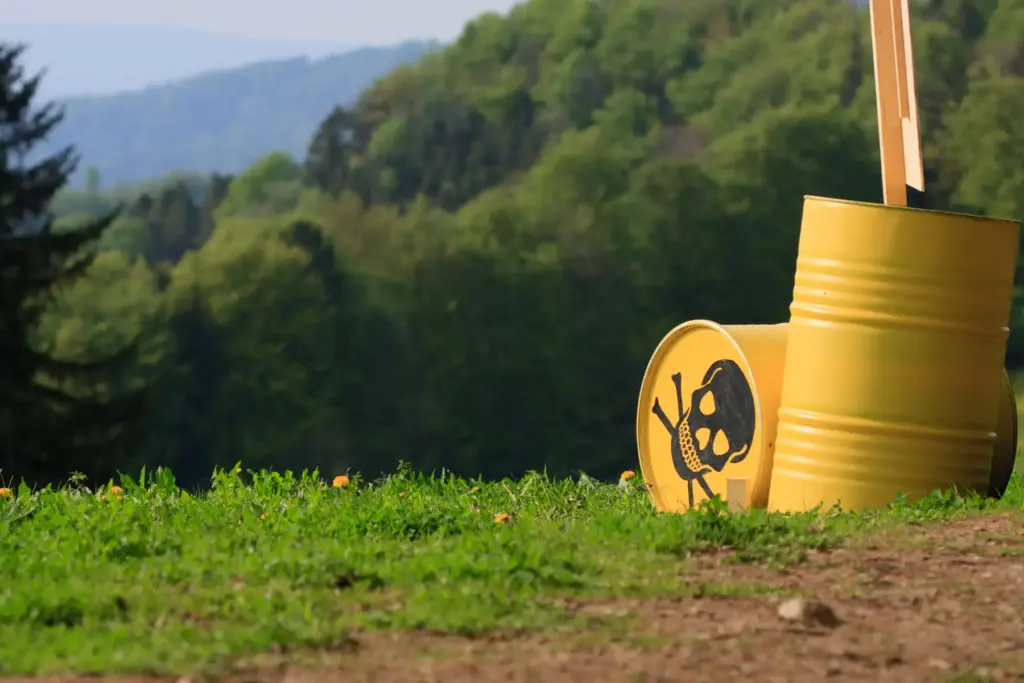 Deux bidons jaunes contenant des matières dangereuses, dans la nature