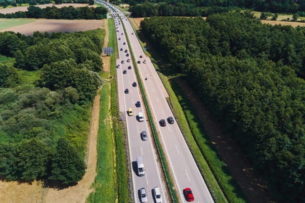 Vue aérienne d'une autoroute française